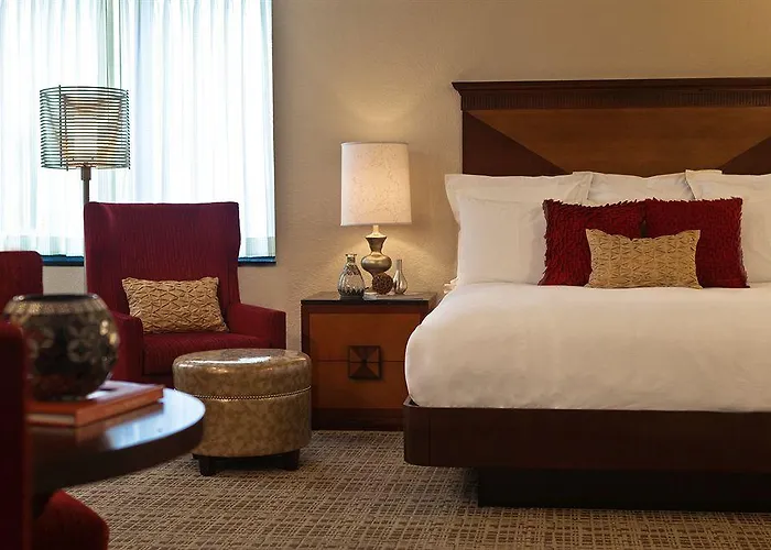 Hotel Renaissance Chicago North Shore 4*