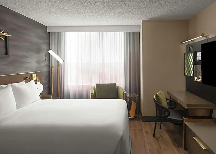 Hotel Renaissance Chicago North Shore 4*