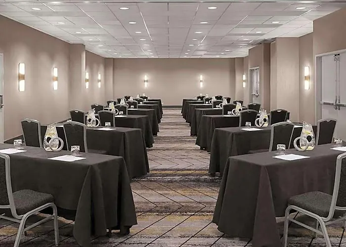 Hotel Renaissance Chicago North Shore 4*