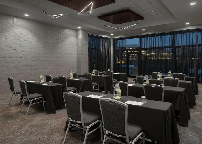 Hotel Renaissance Chicago North Shore 4*